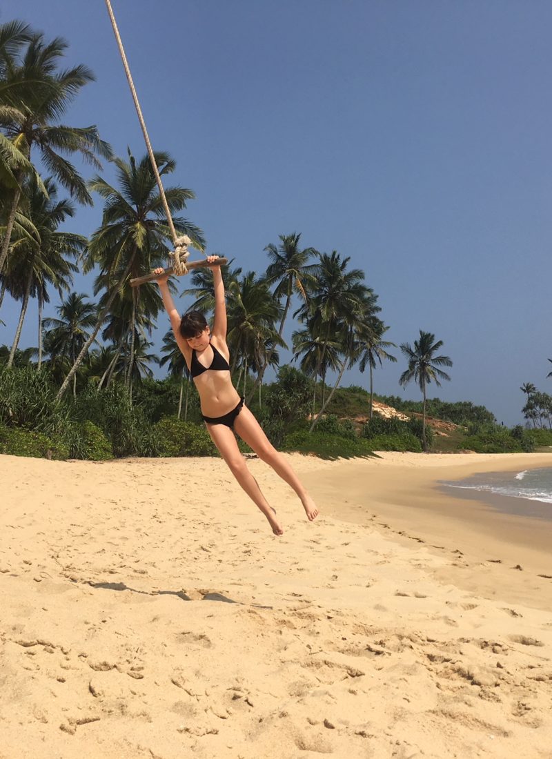 VILDE BØLGER OG PÅ STRANDEN