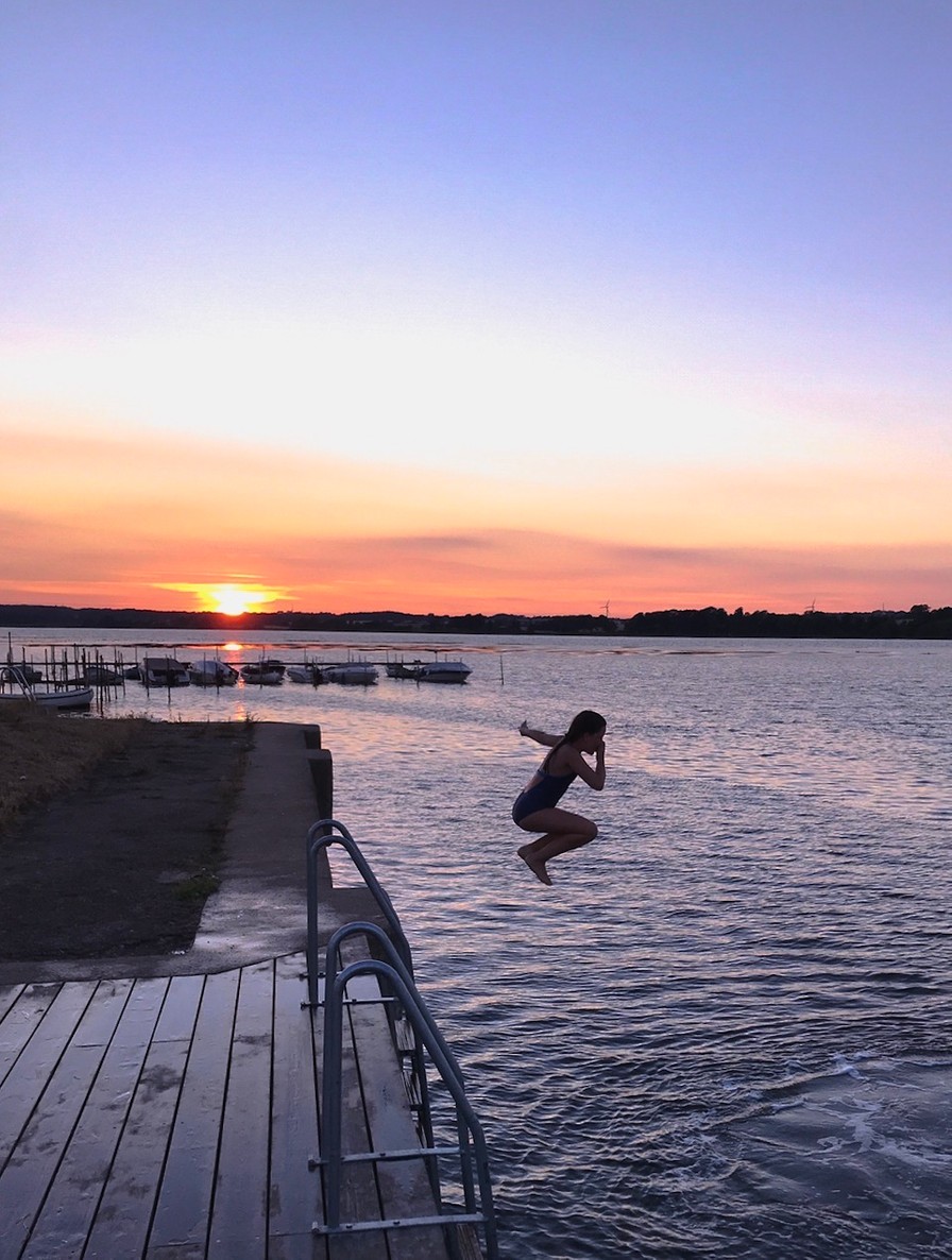 Billede af pige der hopper i trampolin