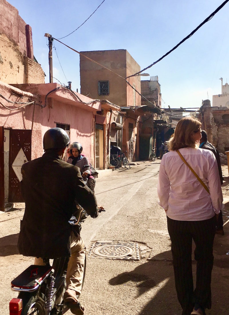 MARRAKECH. DEN FESTLIGE BORDHERRE I KITSCHET TØJ.