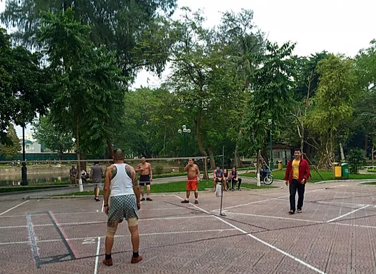 mænd der spiller bold i genforeningsparken